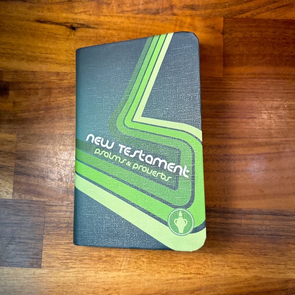 Gideon's Bible Pocket New Testament Psalms Proverbs Green Cover 4 3/4” Tall - Picture 1 of 8